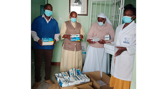 D-2021-05-05-Pressemitteilung-Spende-Dentists-for-Africa-700x380-2